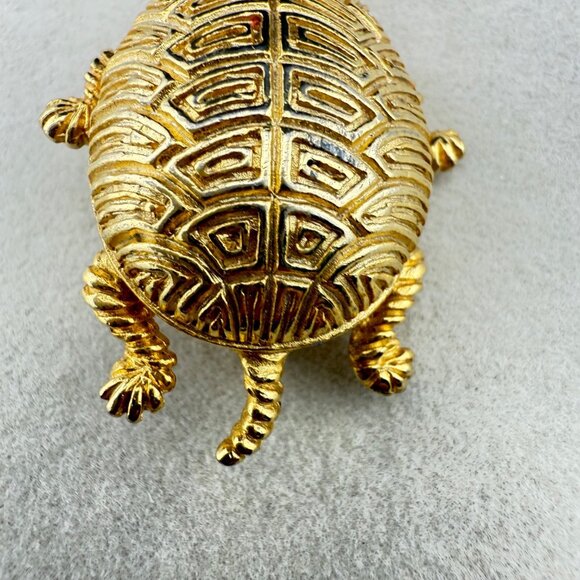 Gold-Tone Vintage Turtle Brooch By Jeanne Classic Textured Design Sparkling Acce - Picture 2 of 6